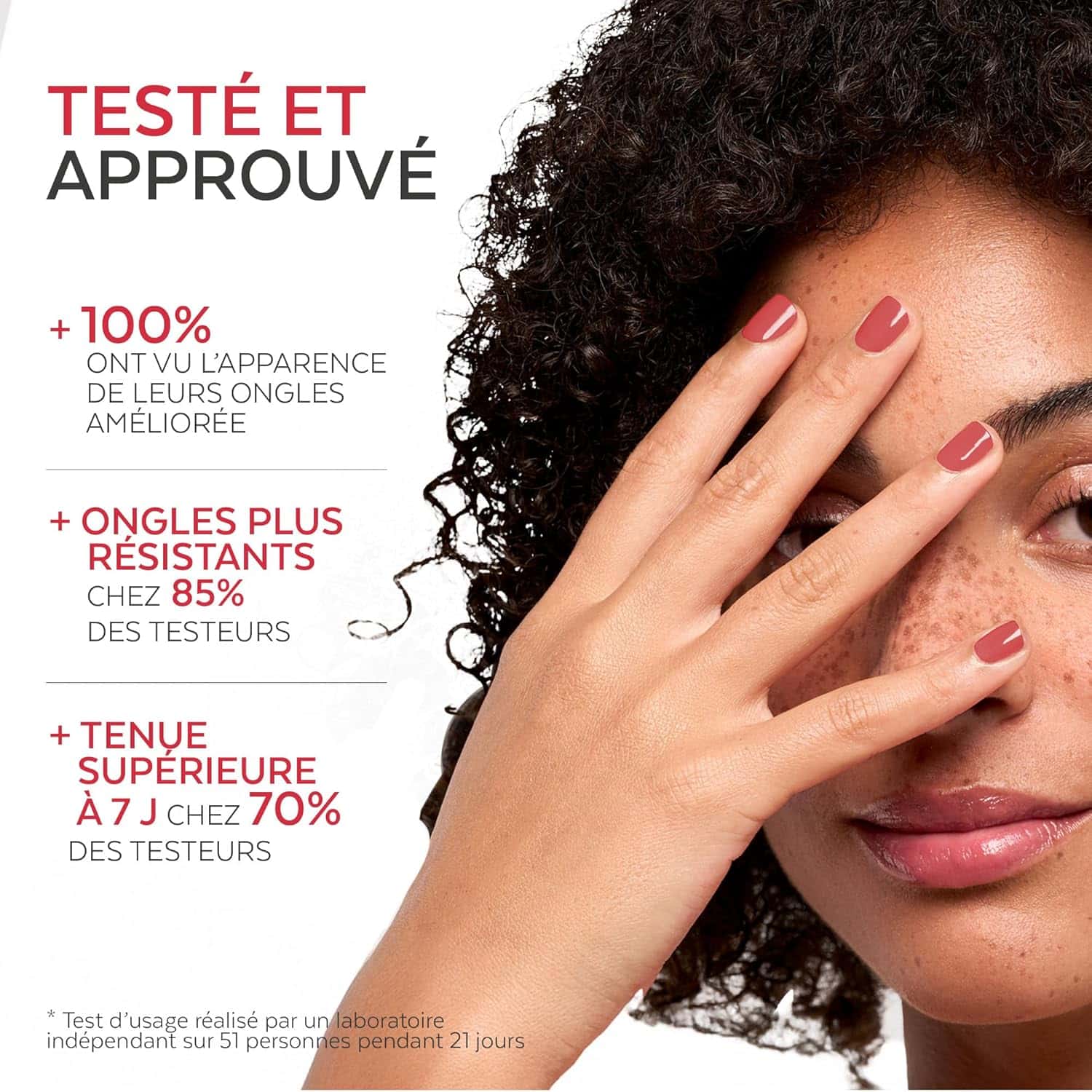 Éclat sur ongles tannés et visage partiellement couvert par la main