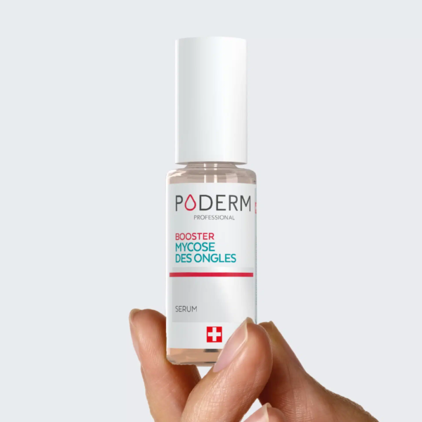 Flacon transparent avec étiquette PODERM Booster, soin des ongles, sérum, fond gris clair