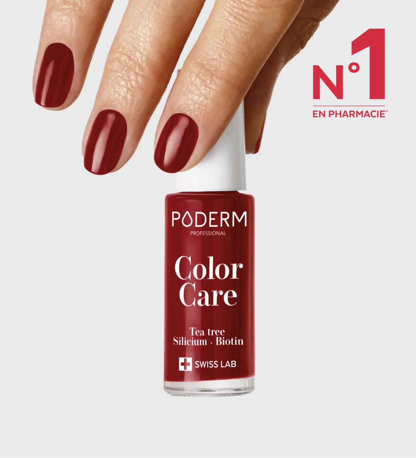 Trois doigts rouges au-dessus d’un flacon Poderm Color Care rouge, label blanc Tea Tree, Silicum et Biotin, logo Swiss Lab,