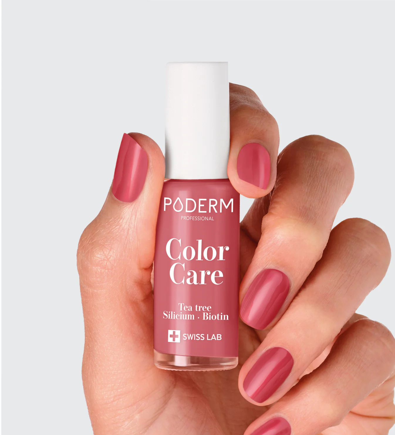 Élégance rosée: vernis et soin professionnel PODERM en douceur rosée sur fond gris clair
